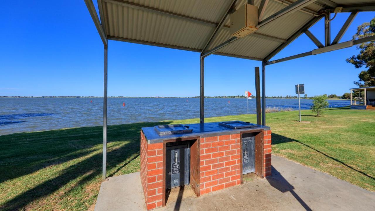 Lake Boga Caravan Park Екстер'єр фото
