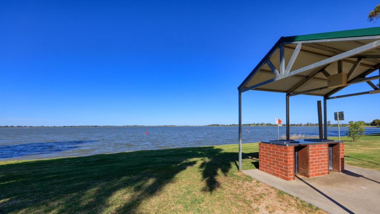 Lake Boga Caravan Park Екстер'єр фото
